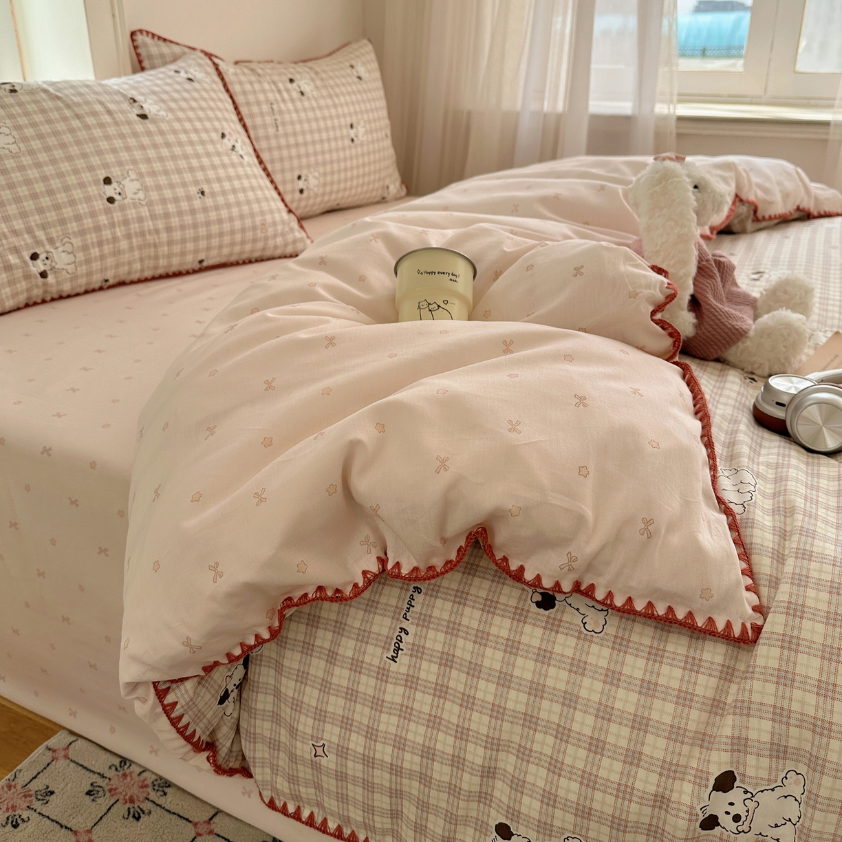 91家纺网 家纺一手货源 找家纺 瑞莱 （持续上新）2026新款全棉纯棉印花贝壳边四件套 素格小奶狗