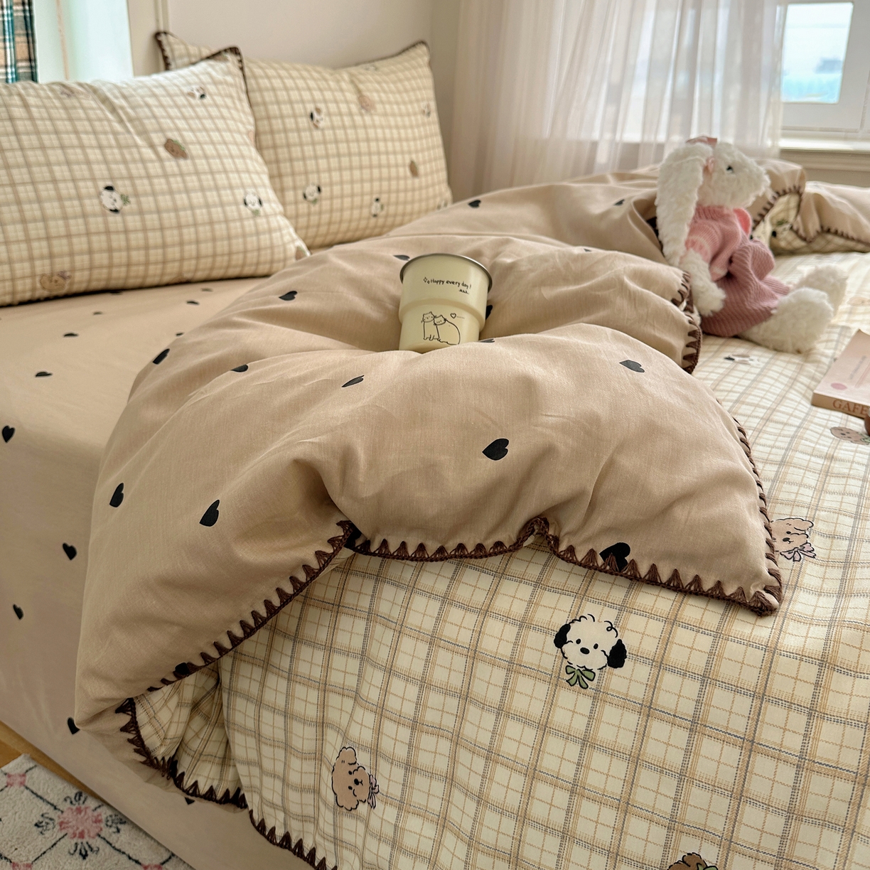 91家纺网 家纺一手货源 找家纺 瑞莱 （持续上新）2026新款全棉纯棉印花贝壳边四件套 棕格萌犬