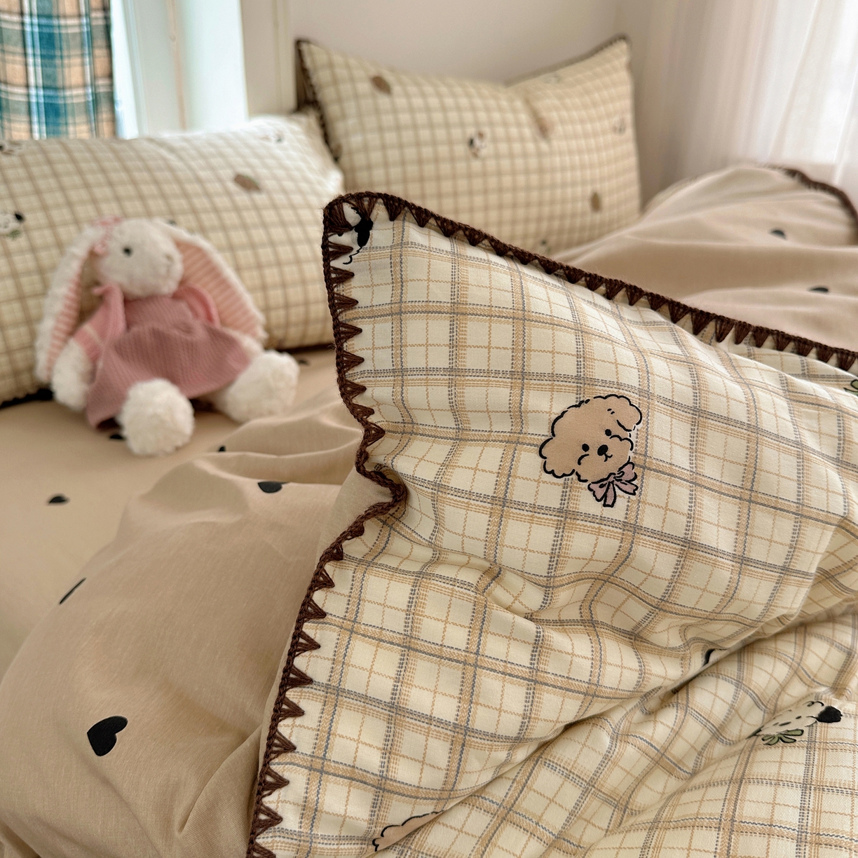 91家纺网 家纺一手货源 找家纺 瑞莱 （持续上新）2026新款全棉纯棉印花贝壳边四件套 棕格萌犬