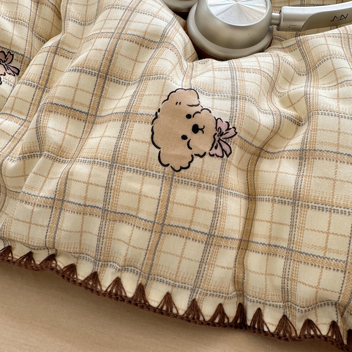 91家纺网 家纺一手货源 找家纺 瑞莱 （持续上新）2026新款全棉纯棉印花贝壳边四件套 棕格萌犬