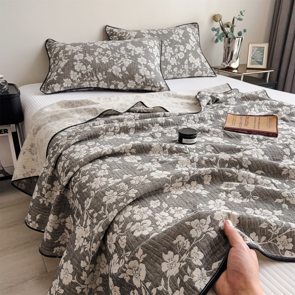 91家纺网 家纺一手货源 找家纺 布凡家居 2026新款全棉纯棉四层纱夏被盖毯床盖午睡毯沙发毯毯子 墨幽花语