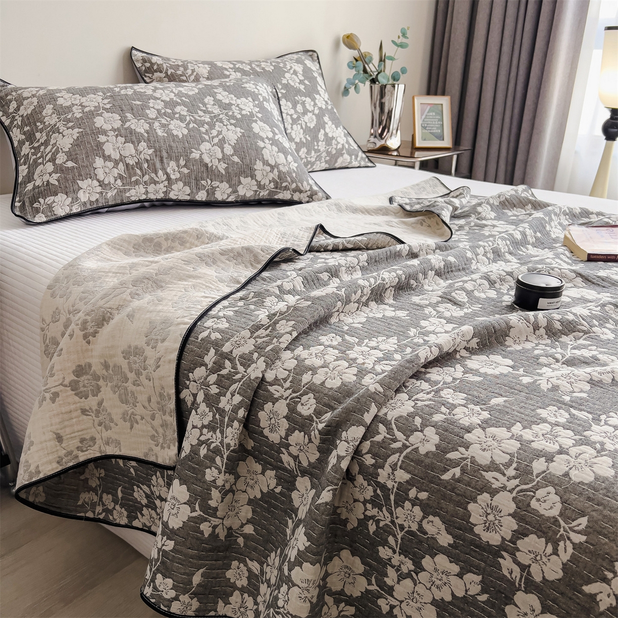 91家纺网 家纺一手货源 找家纺 布凡家居 2026新款全棉纯棉四层纱夏被盖毯床盖午睡毯沙发毯毯子 墨幽花语