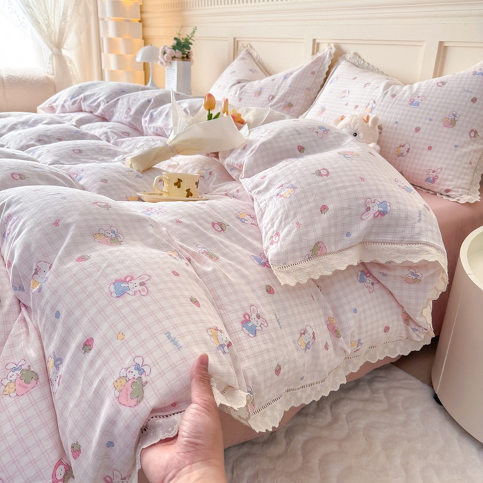 91家纺网 家纺一手货源 找家纺 疆东 【疆东】2026韩版蕾丝花边纯棉全棉双层纱四件套印花纯棉四件套法式赫本木耳花边全棉公主双层纱四件套 甜心小兔粉