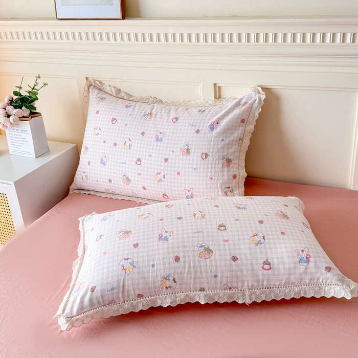 91家纺网 家纺一手货源 找家纺 疆东 【疆东】2026韩版蕾丝花边纯棉全棉双层纱四件套印花纯棉四件套法式赫本木耳花边全棉公主双层纱四件套 甜心小兔粉