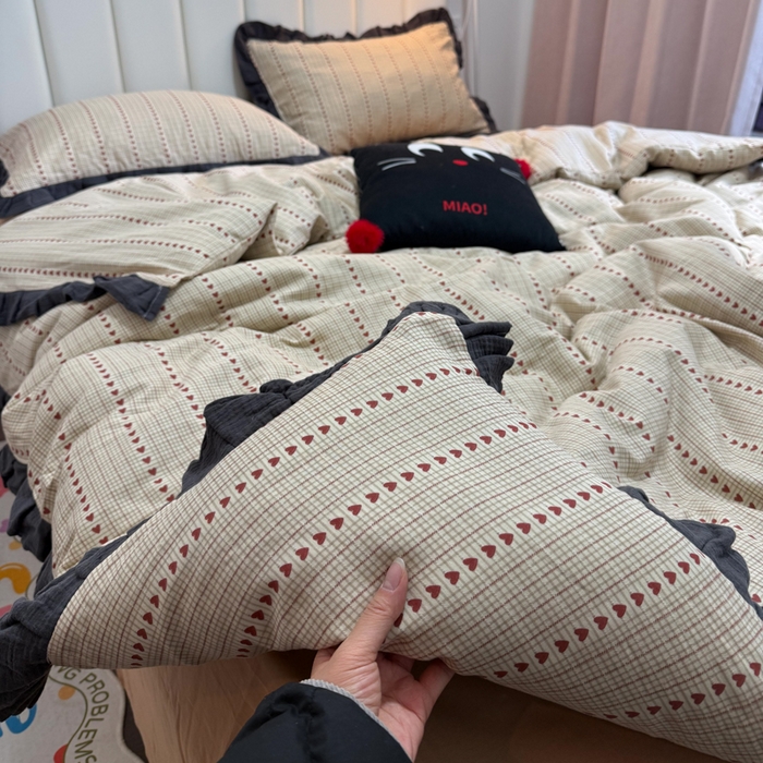 91家纺网 家纺一手货源 找家纺 疆东 【疆东】2026韩版蕾丝花边纯棉全棉双层纱四件套印花纯棉四件套法式赫本木耳花边全棉公主双层纱四件套 爱心咖