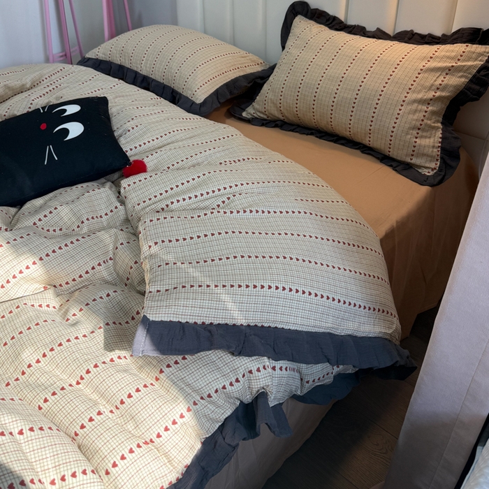 91家纺网 家纺一手货源 找家纺 疆东 【疆东】2026韩版蕾丝花边纯棉全棉双层纱四件套印花纯棉四件套法式赫本木耳花边全棉公主双层纱四件套 爱心咖