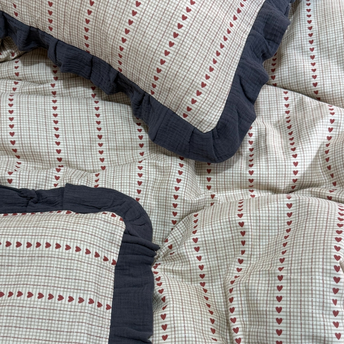 91家纺网 家纺一手货源 找家纺 疆东 【疆东】2026韩版蕾丝花边纯棉全棉双层纱四件套印花纯棉四件套法式赫本木耳花边全棉公主双层纱四件套 爱心咖