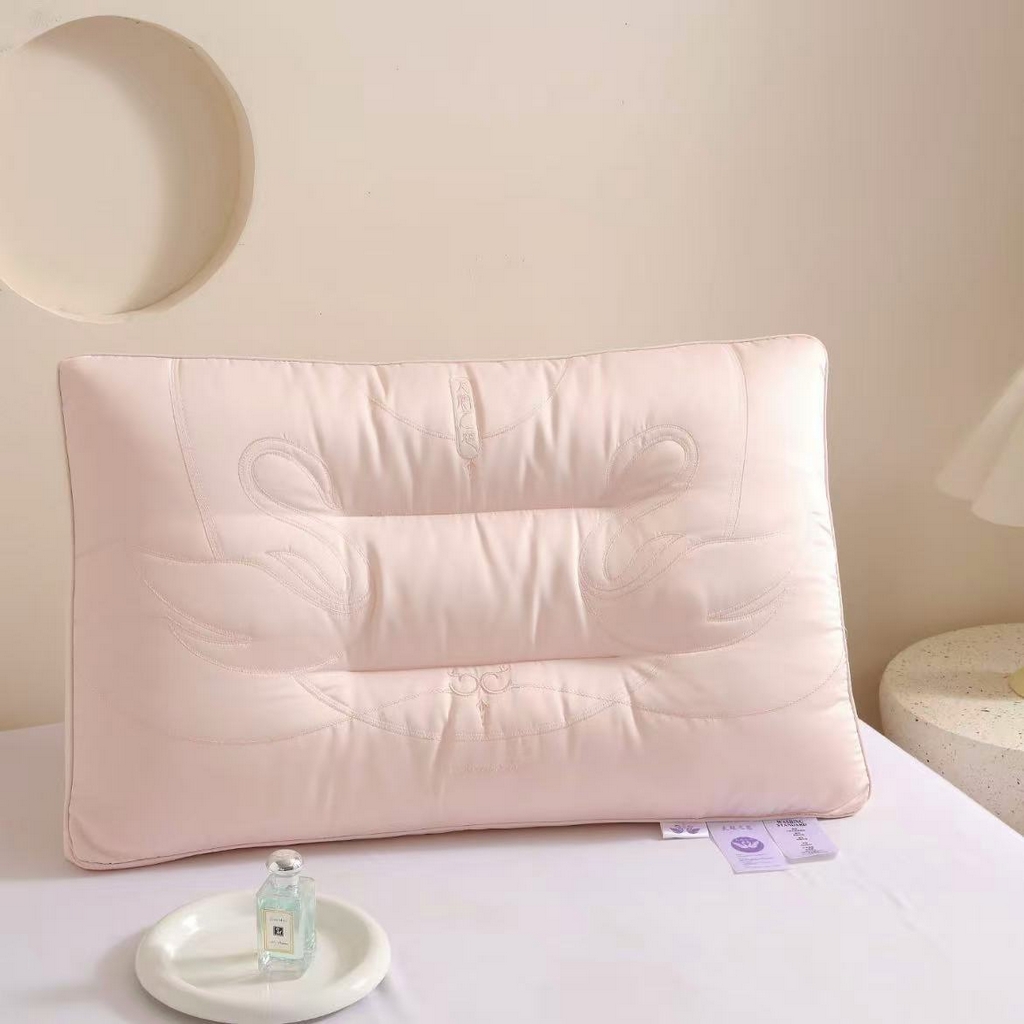91家纺网 家纺一手货源 找家纺 云熙枕业 2026春夏新款天鹅之恋护颈枕 枕头枕芯 粉色
