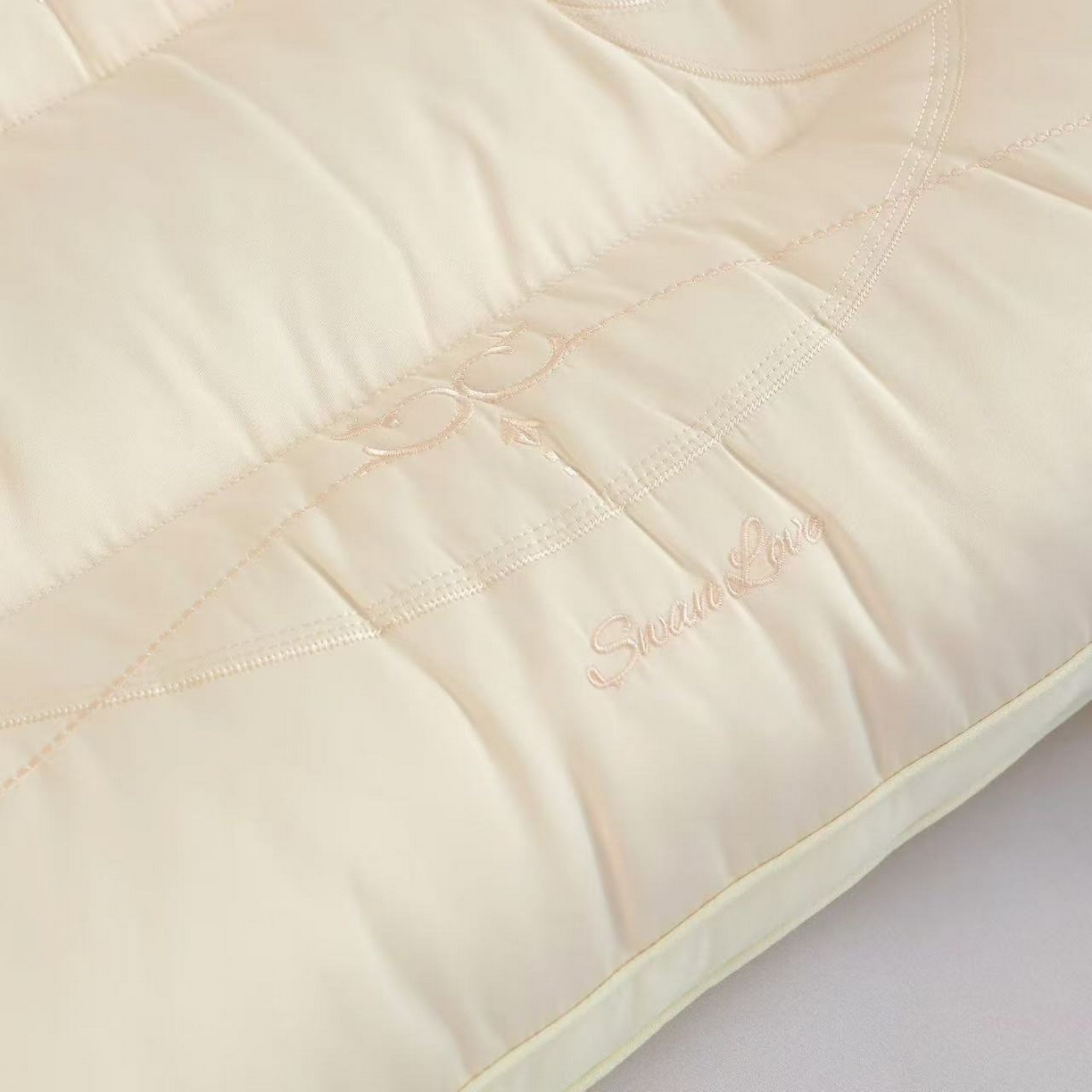 91家纺网 家纺一手货源 找家纺 云熙枕业 2026春夏新款天鹅之恋护颈枕 枕头枕芯 玉色