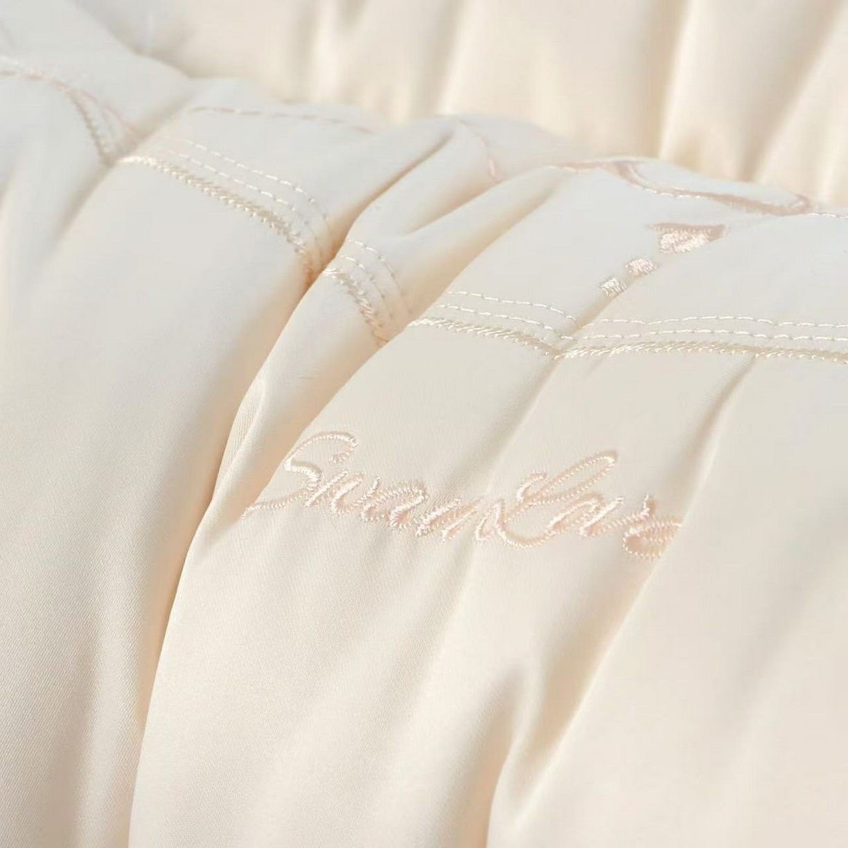 91家纺网 家纺一手货源 找家纺 云熙枕业 2026春夏新款天鹅之恋护颈枕 枕头枕芯 玉色