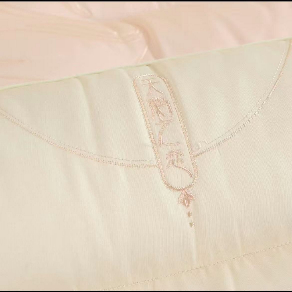 91家纺网 家纺一手货源 找家纺 云熙枕业 2026春夏新款天鹅之恋护颈枕 枕头枕芯 玉色