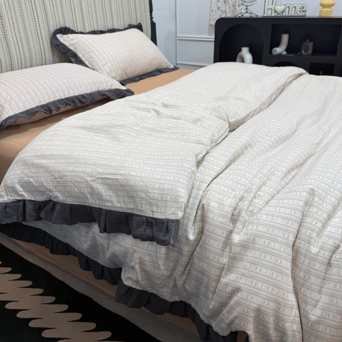 91家纺网 家纺一手货源 找家纺 疆东 【疆东】2026韩版蕾丝花边纯棉全棉双层纱四件套印花纯棉四件套法式赫本木耳花边全棉公主双层纱四件套 竖条纹咖