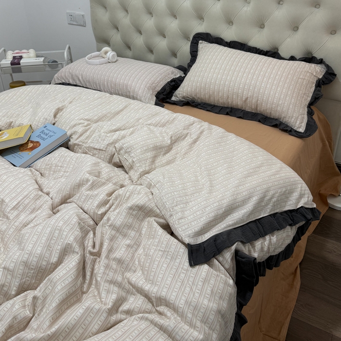 91家纺网 家纺一手货源 找家纺 疆东 【疆东】2026韩版蕾丝花边纯棉全棉双层纱四件套印花纯棉四件套法式赫本木耳花边全棉公主双层纱四件套 竖条纹咖