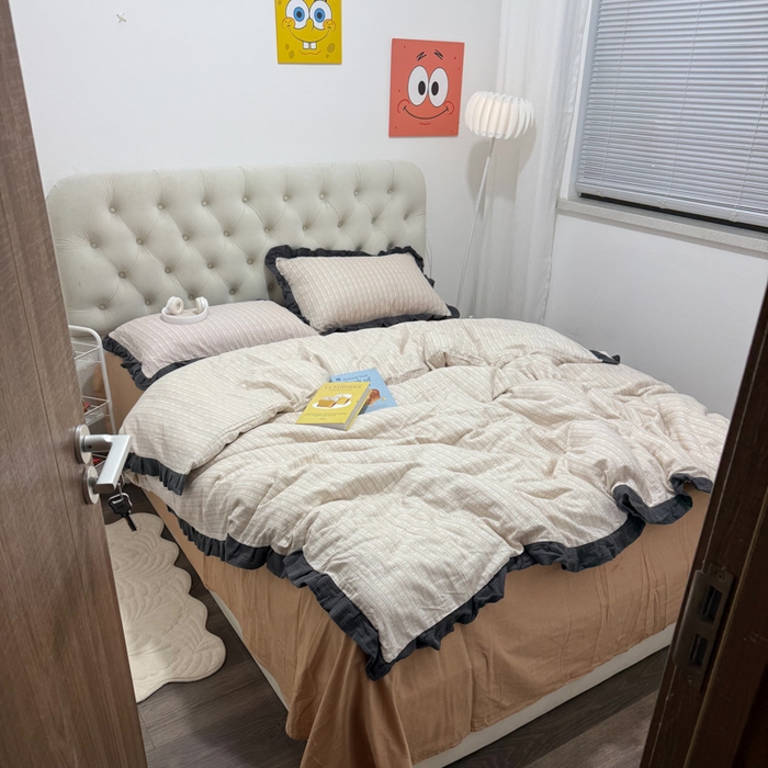 91家纺网 家纺一手货源 找家纺 疆东 【疆东】2026韩版蕾丝花边纯棉全棉双层纱四件套印花纯棉四件套法式赫本木耳花边全棉公主双层纱四件套 竖条纹咖