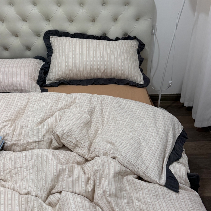 91家纺网 家纺一手货源 找家纺 疆东 【疆东】2026韩版蕾丝花边纯棉全棉双层纱四件套印花纯棉四件套法式赫本木耳花边全棉公主双层纱四件套 竖条纹咖