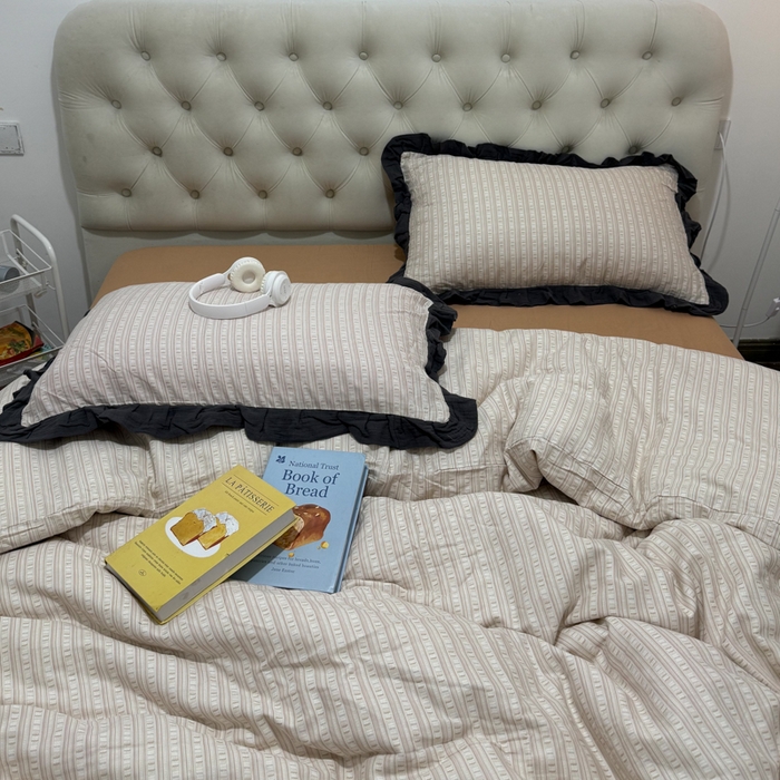 91家纺网 家纺一手货源 找家纺 疆东 【疆东】2026韩版蕾丝花边纯棉全棉双层纱四件套印花纯棉四件套法式赫本木耳花边全棉公主双层纱四件套 竖条纹咖