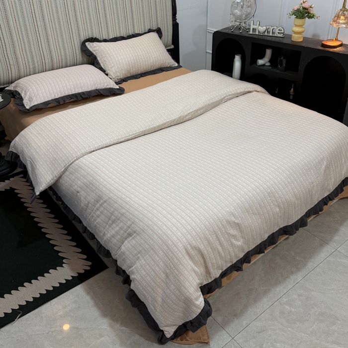 91家纺网 家纺一手货源 找家纺 疆东 【疆东】2026韩版蕾丝花边纯棉全棉双层纱四件套印花纯棉四件套法式赫本木耳花边全棉公主双层纱四件套 竖条纹咖