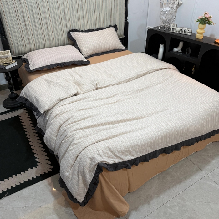 91家纺网 家纺一手货源 找家纺 疆东 【疆东】2026韩版蕾丝花边纯棉全棉双层纱四件套印花纯棉四件套法式赫本木耳花边全棉公主双层纱四件套 竖条纹咖