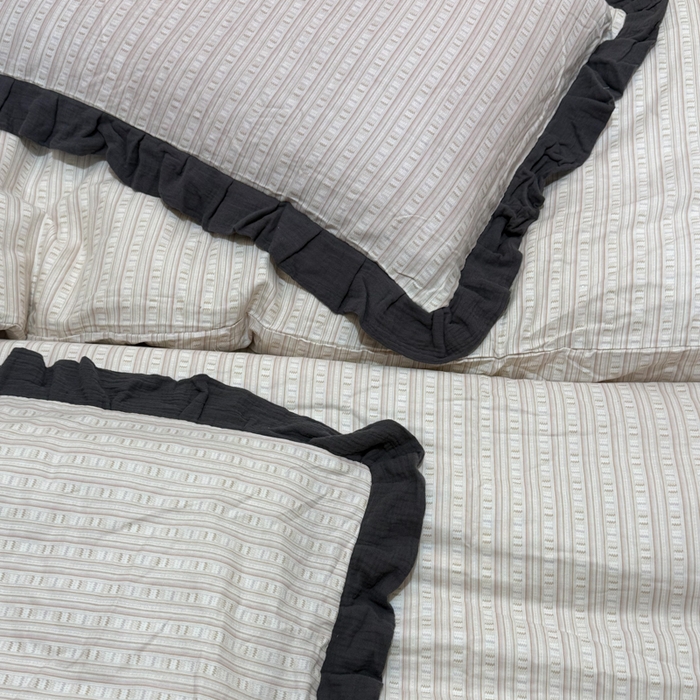 91家纺网 家纺一手货源 找家纺 疆东 【疆东】2026韩版蕾丝花边纯棉全棉双层纱四件套印花纯棉四件套法式赫本木耳花边全棉公主双层纱四件套 竖条纹咖