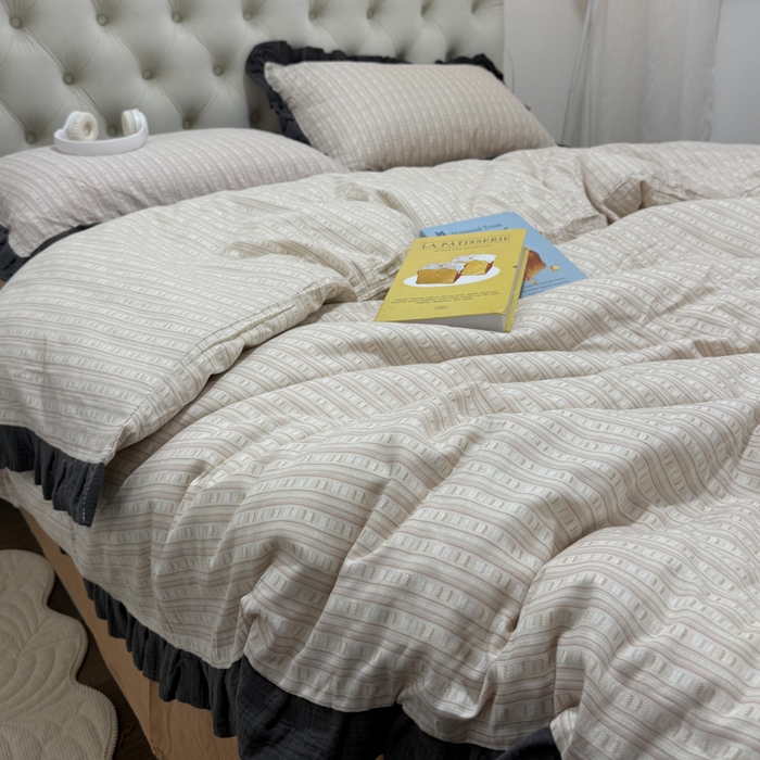 91家纺网 家纺一手货源 找家纺 疆东 【疆东】2026韩版蕾丝花边纯棉全棉双层纱四件套印花纯棉四件套法式赫本木耳花边全棉公主双层纱四件套 竖条纹咖