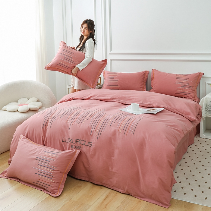 91家纺网 家纺一手货源 找家纺 疆东 疆东2026年纯色高端轻奢长绒棉纯棉全棉刺绣四件套简约素色匹马棉全棉纯棉刺绣花四件套被套床单套件 豆沙红