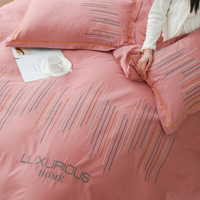 91家纺网 家纺一手货源 找家纺 疆东 疆东2026年纯色高端轻奢长绒棉纯棉全棉刺绣四件套简约素色匹马棉全棉纯棉刺绣花四件套被套床单套件 豆沙红