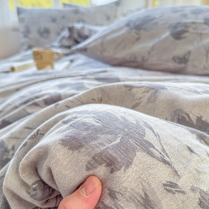 91家纺网 家纺一手货源 找家纺 疆东 疆东2026新款60支A类全棉长绒棉纯棉色织大提花四件套水洗全棉纯棉厚织色织提花肌理被套四件套单品 南枝灰