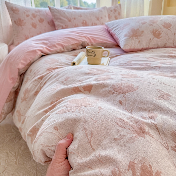 91家纺网 家纺一手货源 找家纺 疆东 疆东2026新款60支A类全棉长绒棉纯棉色织大提花四件套水洗全棉纯棉厚织色织提花肌理被套四件套单品 南枝粉