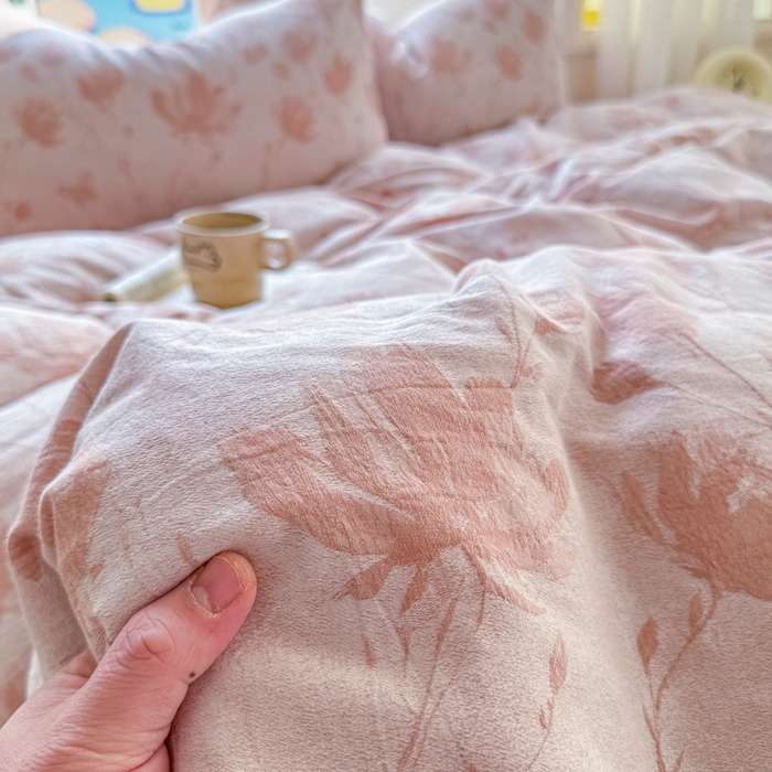 91家纺网 家纺一手货源 找家纺 疆东 疆东2026新款60支A类全棉长绒棉纯棉色织大提花四件套水洗全棉纯棉厚织色织提花肌理被套四件套单品 南枝粉