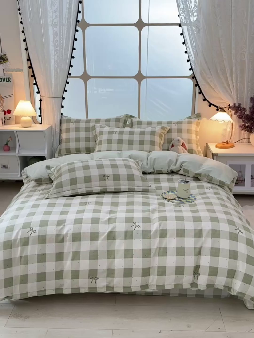 91家纺网 家纺一手货源 找家纺 绘萱家居 2026直播爆款一字绣吊边款纯棉100%全棉四件套印花百分百（喷气高品质）芥绿蝴蝶结