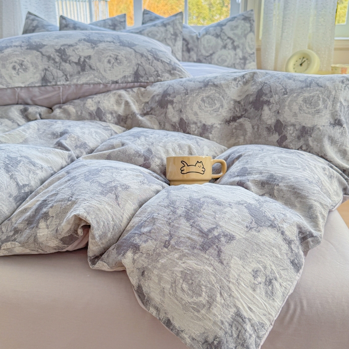 91家纺网 家纺一手货源 找家纺 疆东 疆东2026新款60支A类全棉长绒棉纯棉色织大提花四件套水洗全棉纯棉厚织色织提花肌理被套四件套单品 云裳灰