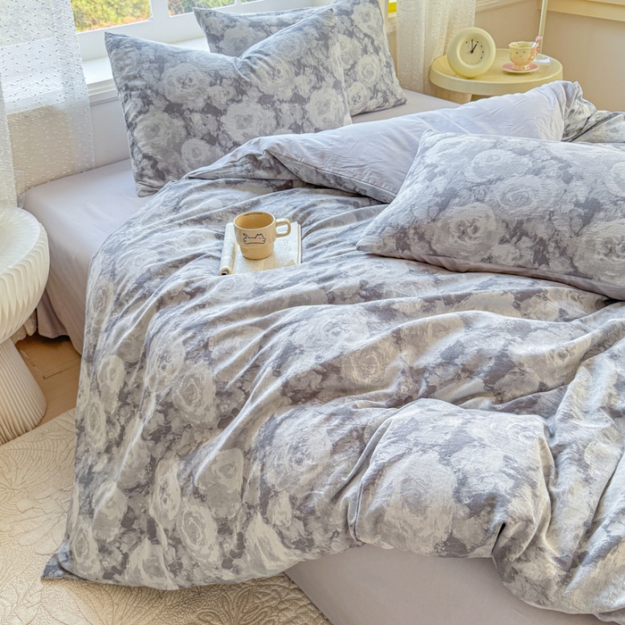 91家纺网 家纺一手货源 找家纺 疆东 疆东2026新款60支A类全棉长绒棉纯棉色织大提花四件套水洗全棉纯棉厚织色织提花肌理被套四件套单品 云裳灰
