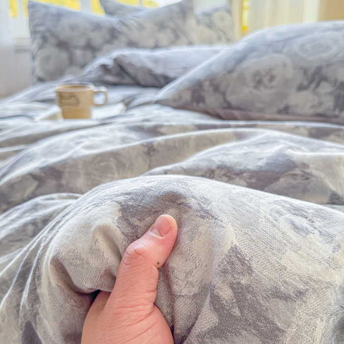 91家纺网 家纺一手货源 找家纺 疆东 疆东2026新款60支A类全棉长绒棉纯棉色织大提花四件套水洗全棉纯棉厚织色织提花肌理被套四件套单品 云裳灰