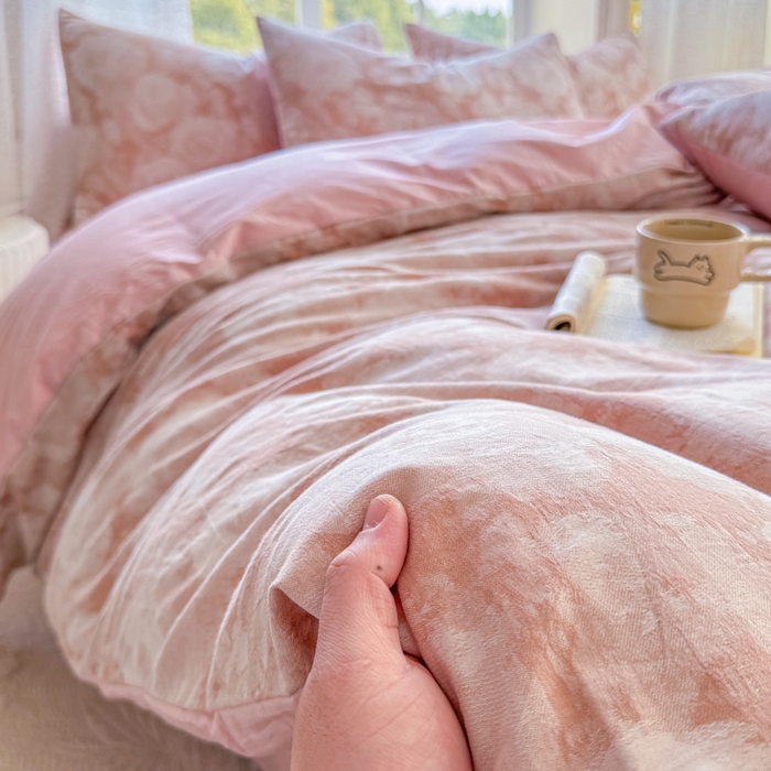 91家纺网 家纺一手货源 找家纺 疆东 疆东2026新款60支A类全棉长绒棉纯棉色织大提花四件套水洗全棉纯棉厚织色织提花肌理被套四件套单品 云裳粉