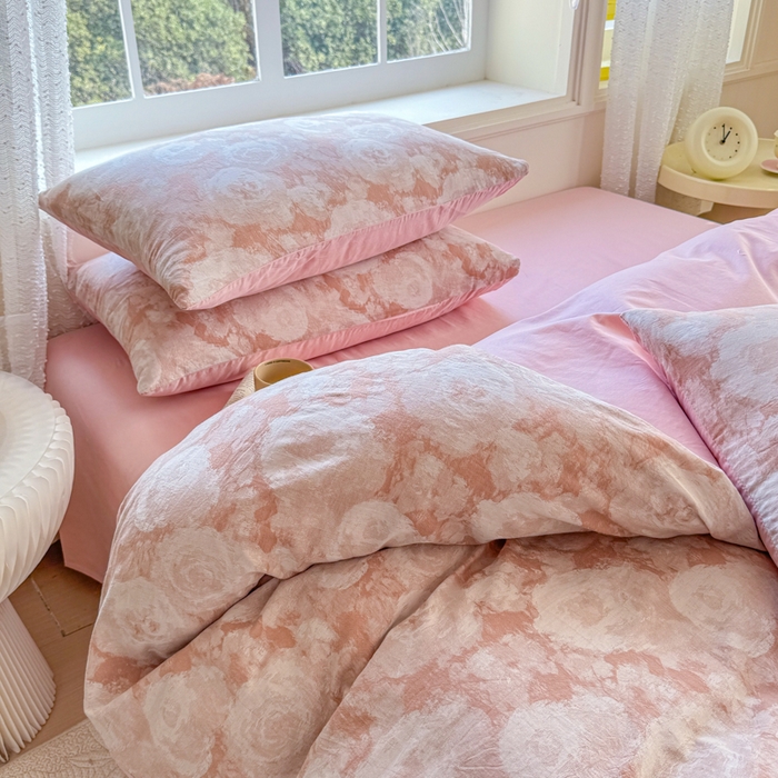 91家纺网 家纺一手货源 找家纺 疆东 疆东2026新款60支A类全棉长绒棉纯棉色织大提花四件套水洗全棉纯棉厚织色织提花肌理被套四件套单品 云裳粉