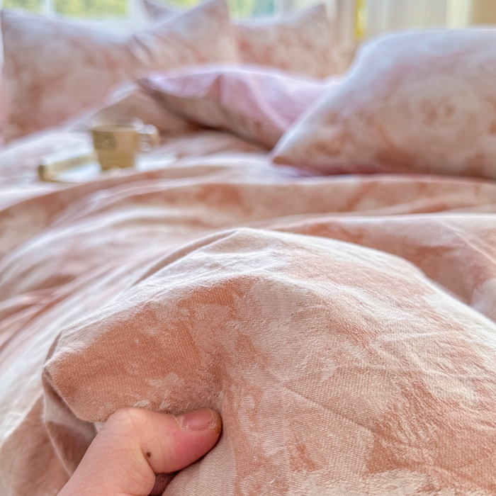 91家纺网 家纺一手货源 找家纺 疆东 疆东2026新款60支A类全棉长绒棉纯棉色织大提花四件套水洗全棉纯棉厚织色织提花肌理被套四件套单品 云裳粉