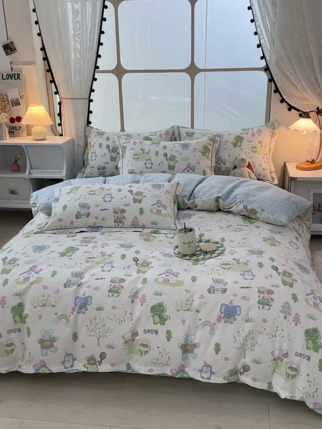 91家纺网 家纺一手货源 找家纺 绘萱家居 2026直播爆款一字绣吊边款纯棉100%全棉四件套印花百分百（喷气高品质）妙趣乐园