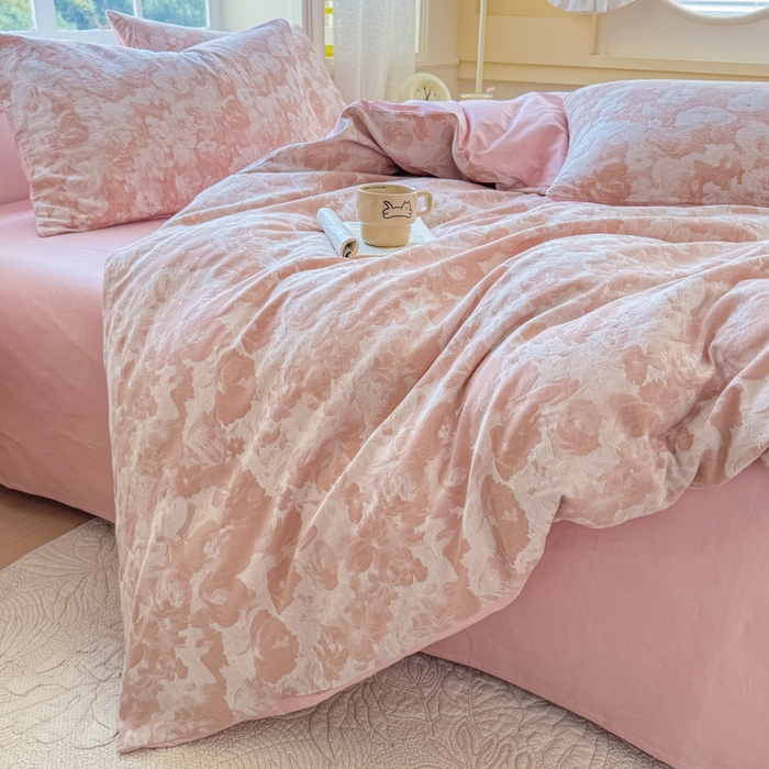 91家纺网 家纺一手货源 找家纺 疆东 疆东2026新款60支A类全棉长绒棉纯棉色织大提花四件套水洗全棉纯棉厚织色织提花肌理被套四件套单品 春序粉