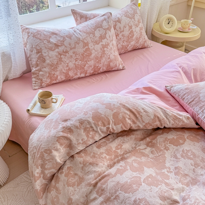 91家纺网 家纺一手货源 找家纺 疆东 疆东2026新款60支A类全棉长绒棉纯棉色织大提花四件套水洗全棉纯棉厚织色织提花肌理被套四件套单品 春序粉