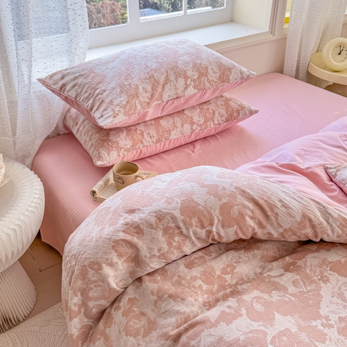 91家纺网 家纺一手货源 找家纺 疆东 疆东2026新款60支A类全棉长绒棉纯棉色织大提花四件套水洗全棉纯棉厚织色织提花肌理被套四件套单品 春序粉