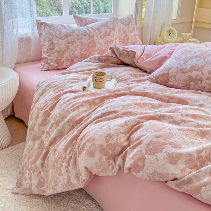 91家纺网 家纺一手货源 找家纺 疆东 疆东2026新款60支A类全棉长绒棉纯棉色织大提花四件套水洗全棉纯棉厚织色织提花肌理被套四件套单品 春序粉