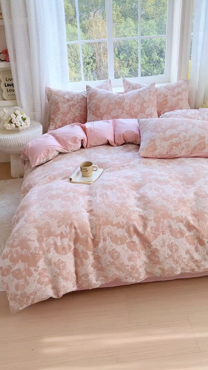 91家纺网 家纺一手货源 找家纺 疆东 疆东2026新款60支A类全棉长绒棉纯棉色织大提花四件套水洗全棉纯棉厚织色织提花肌理被套四件套单品 春序粉
