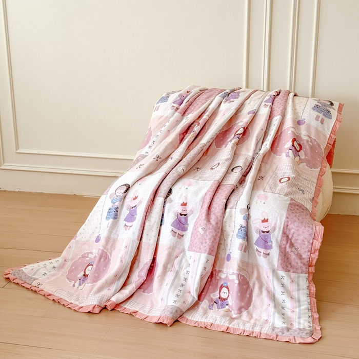 91家纺网 家纺一手货源 找家纺 疆东 2026新款韩版花边A类全棉双层纱单夏被 配包装 草莓兔女孩