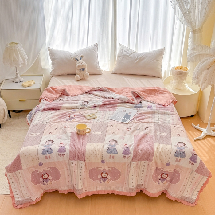 91家纺网 家纺一手货源 找家纺 疆东 2026新款韩版花边A类全棉双层纱单夏被 配包装 草莓兔女孩