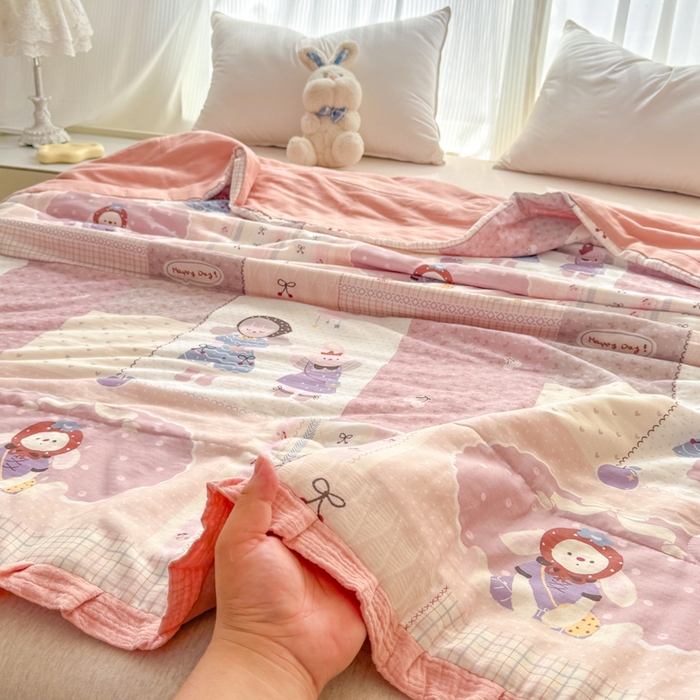 91家纺网 家纺一手货源 找家纺 疆东 2026新款韩版花边A类全棉双层纱单夏被 配包装 草莓兔女孩