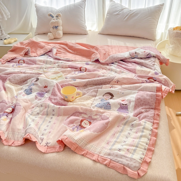 91家纺网 家纺一手货源 找家纺 疆东 2026新款韩版花边A类全棉双层纱单夏被 配包装 草莓兔女孩