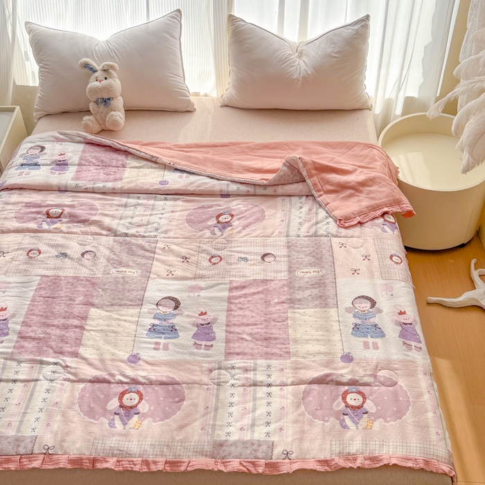 91家纺网 家纺一手货源 找家纺 疆东 2026新款韩版花边A类全棉双层纱单夏被 配包装 草莓兔女孩