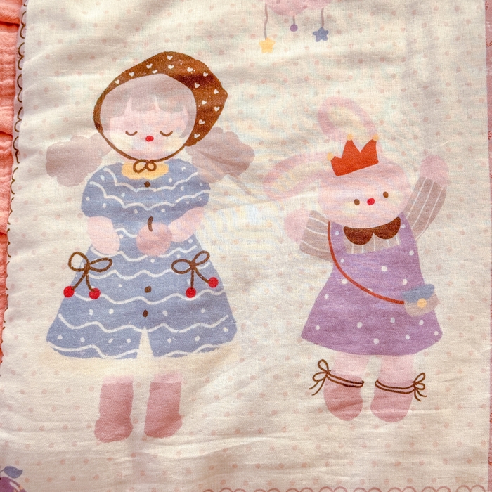 91家纺网 家纺一手货源 找家纺 疆东 2026新款韩版花边A类全棉双层纱单夏被 配包装 草莓兔女孩