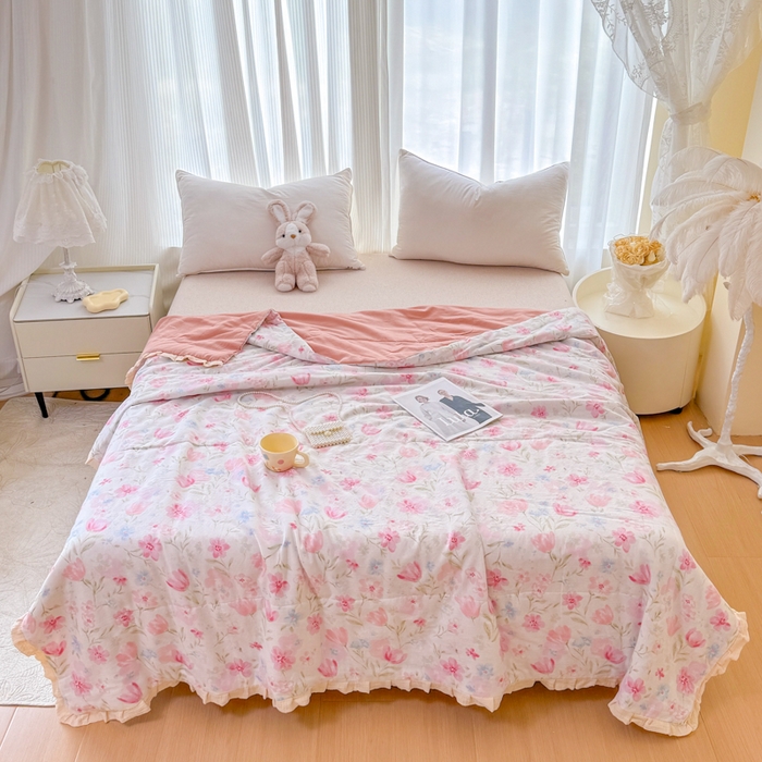 91家纺网 家纺一手货源 找家纺 疆东 2026新款韩版花边A类全棉双层纱单夏被 配包装 春日颂