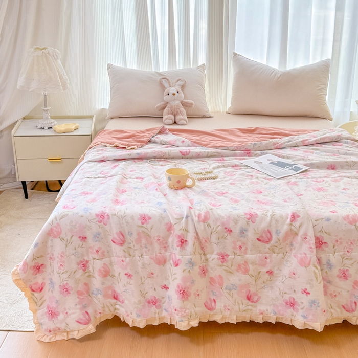 91家纺网 家纺一手货源 找家纺 疆东 2026新款韩版花边A类全棉双层纱单夏被 配包装 春日颂